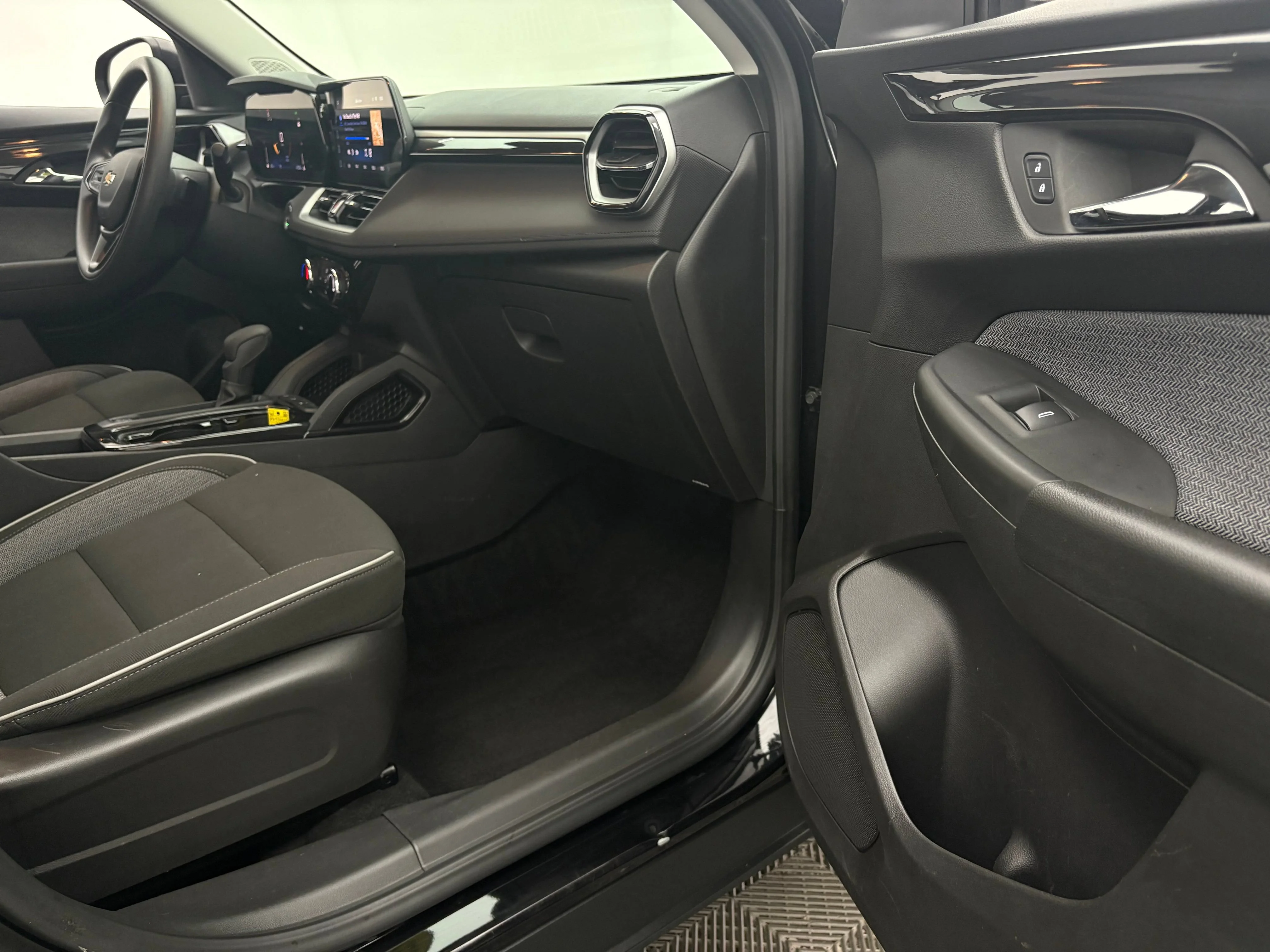 Used 2025 Mosaic Black Metallic Chevrolet LT image 28