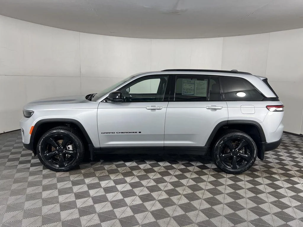 Used 2025 Silver Zynith Jeep Limited image 6