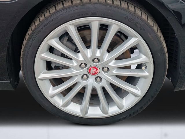 Used 2019 Silver Jaguar 30t Portfolio image 11