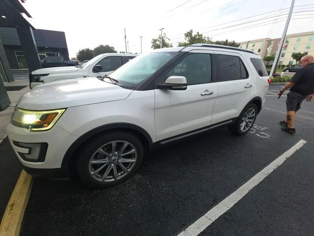 Used 2017 White Ford Limited image 1
