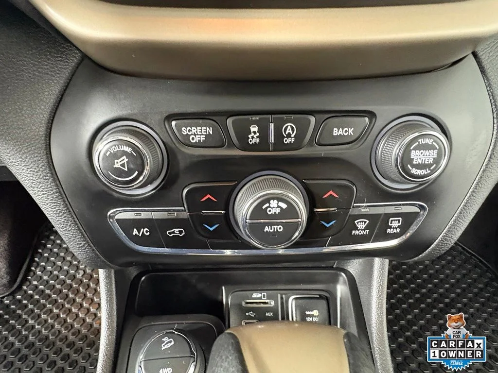 Used 2017 Rhino Clearcoat Jeep Latitude image 23