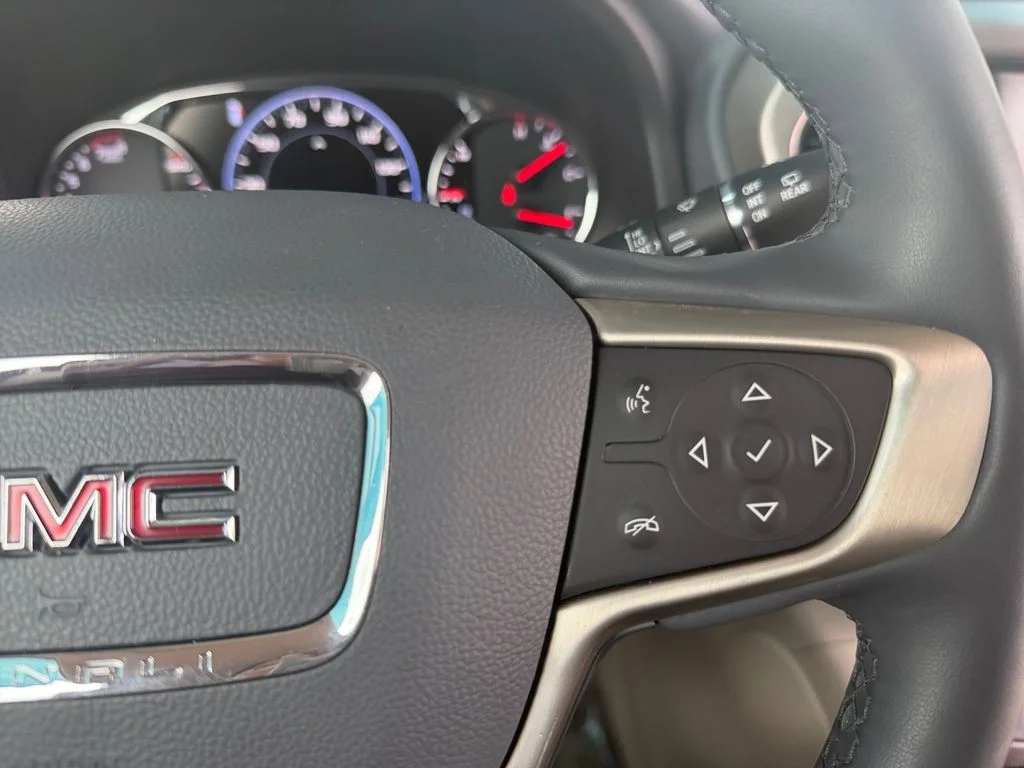 Used 2023 White GMC Denali image 25