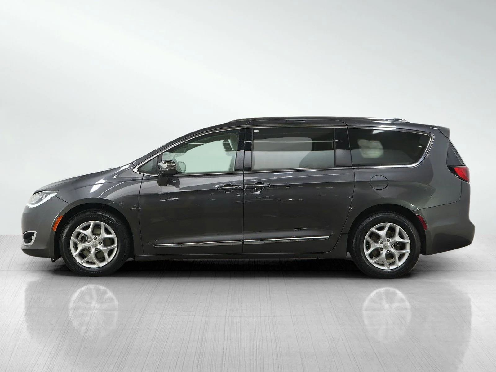 Used 2020 Chrysler Pacifica Limited with VIN 2C4RC1GG4LR114309 for sale in Burnsville, Minnesota