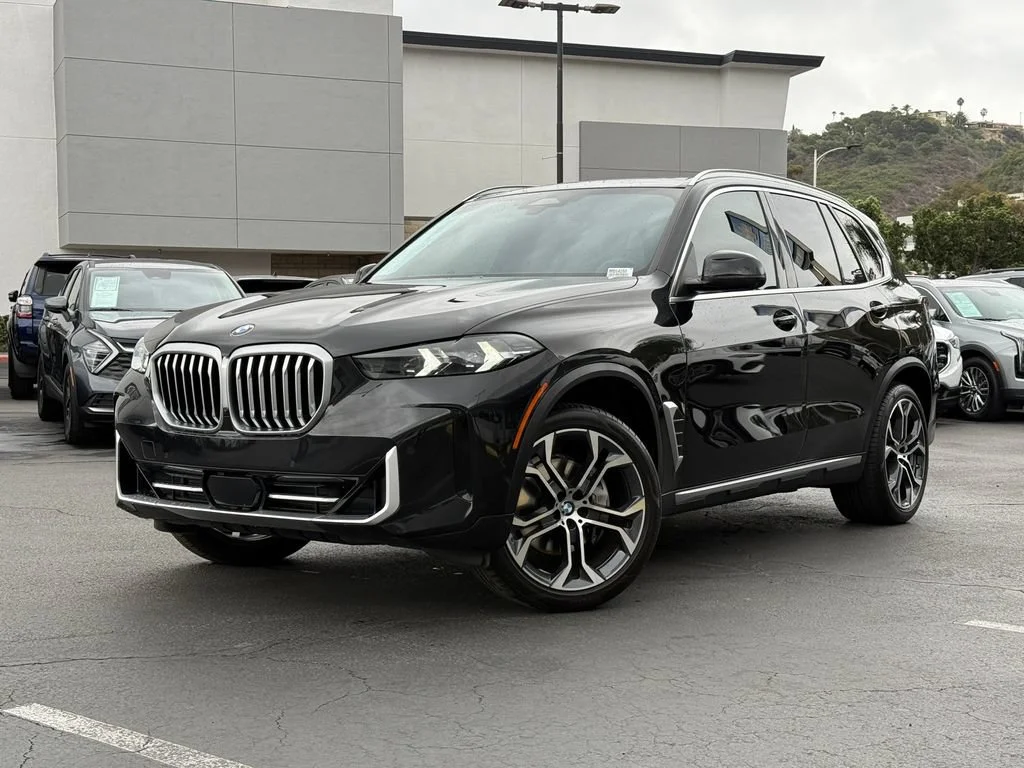 Used 2024  BMW sDrive40i image 2
