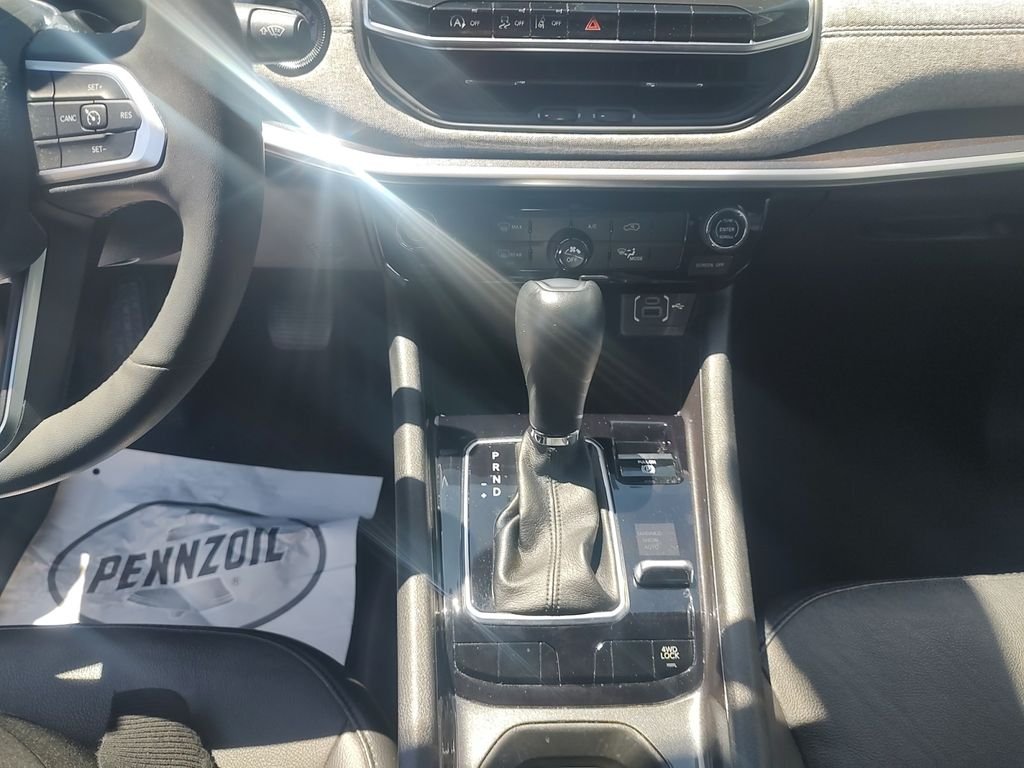 Used 2023 White Jeep Latitude Lux image 11