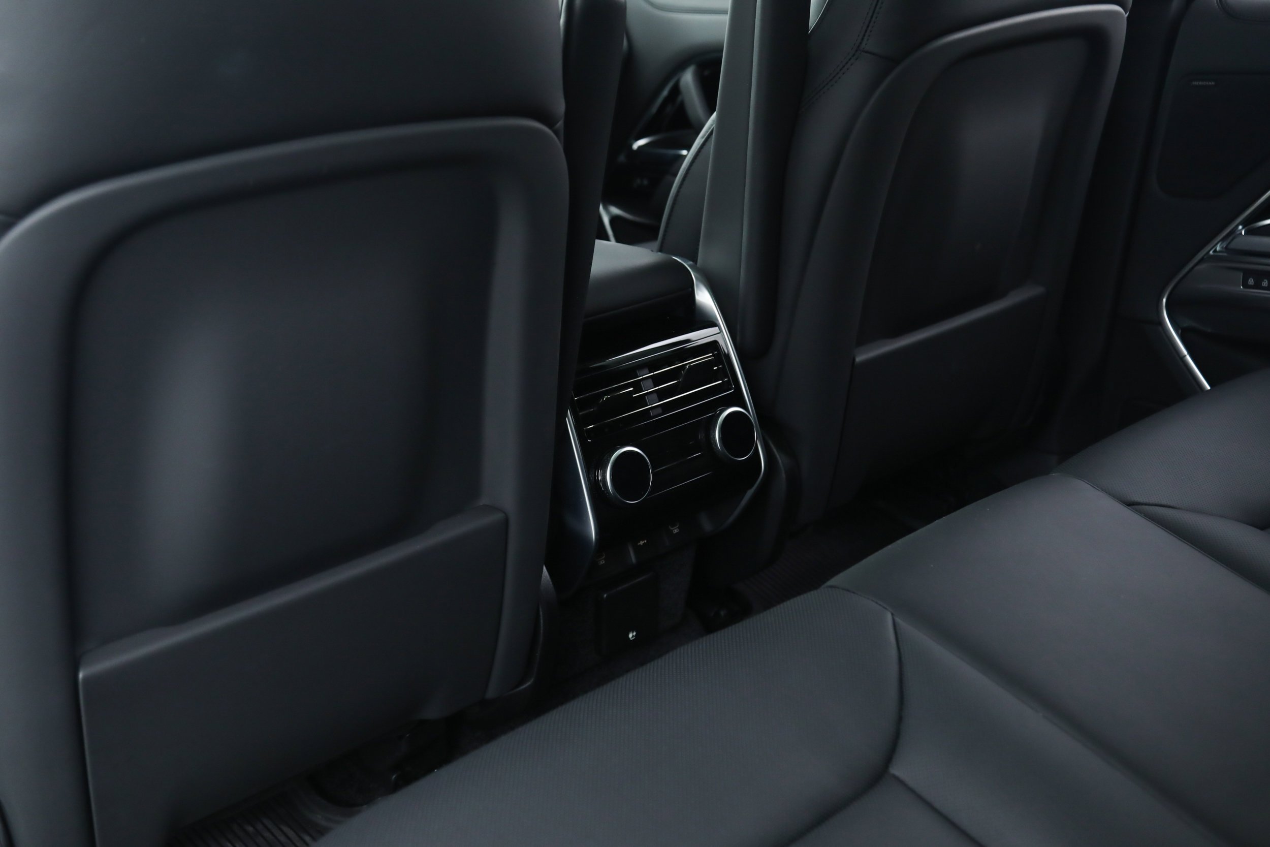 Used 2024 White Land Rover SE image 30