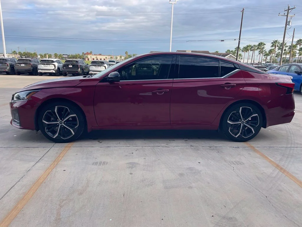Used 2023 Red Nissan 2.5 SR image 2