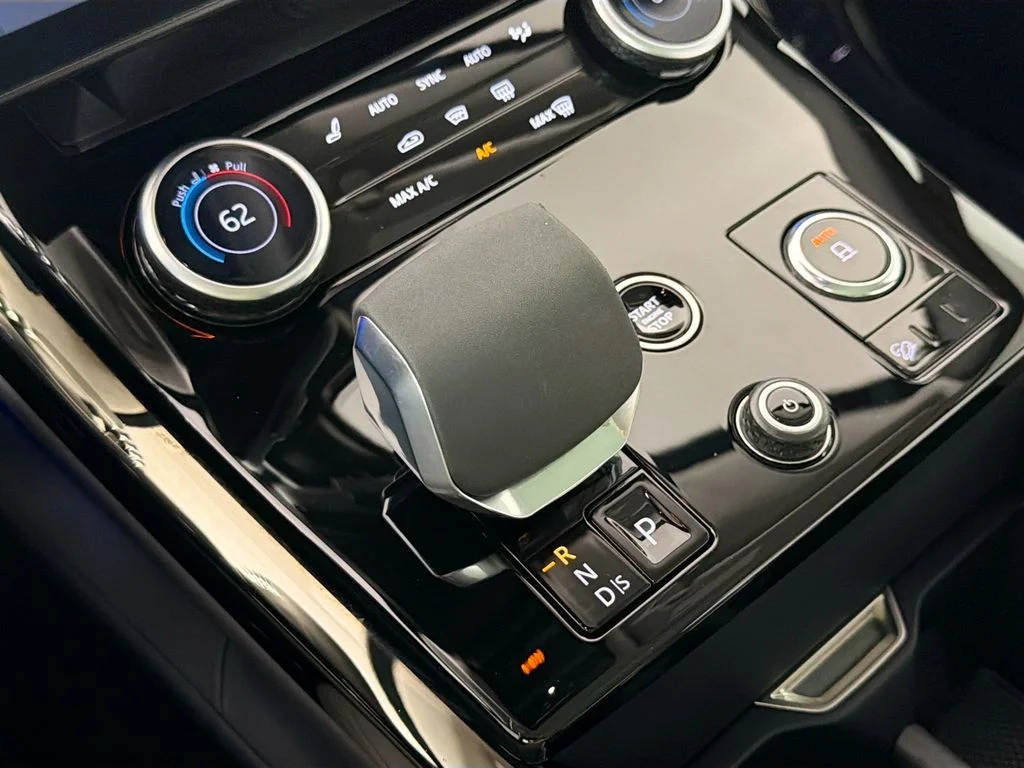 Used 2023 Gray Land Rover SE Dynamic image 17