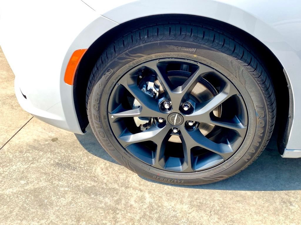 Used 2025 White Chrysler Limited image 10