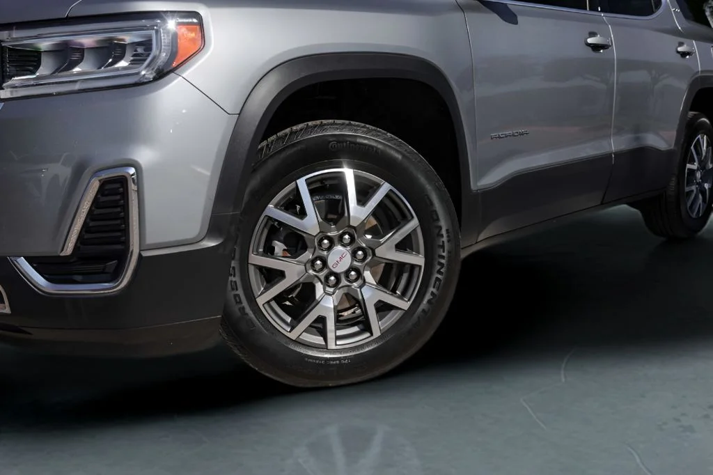 Used 2023 Silver GMC SLE image 4