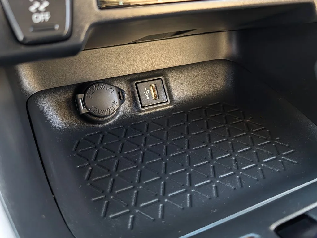 2025 Toyota RAV4 XLE - Photo 25
