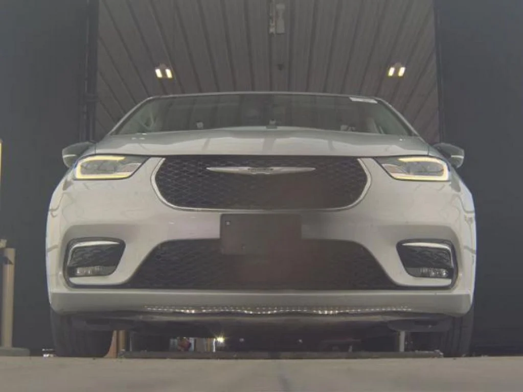 Used 2024 Silver Mist Clearcoat Chrysler Touring L image 4
