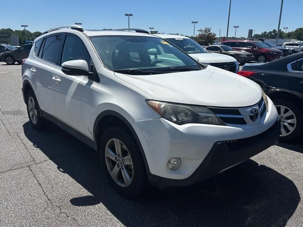 Used 2015 White Toyota XLE image 4