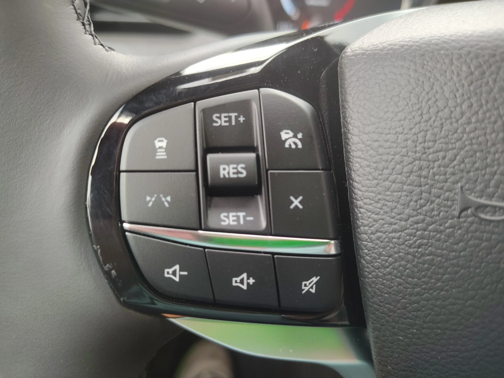 New 2027 Star White Metallic Tri-Coat Ford Platinum™ image 20