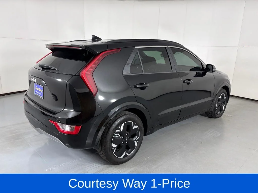Used 2025 Black Kia Wind image 11