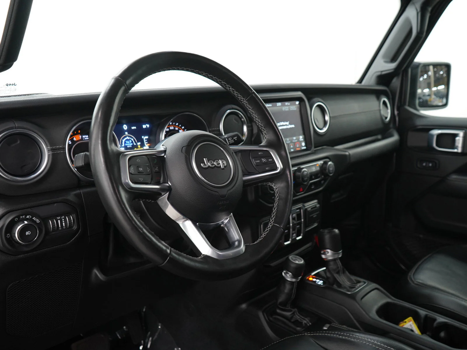 Used 2022 Granite Crystal Metallic Clearcoat Jeep Unlimited Sahara image 24