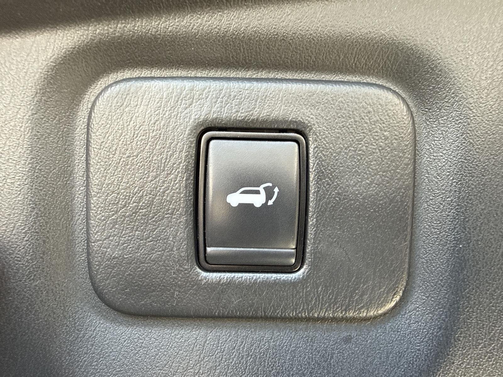 Used 2019 Caspian Blue Metallic Nissan Platinum image 8