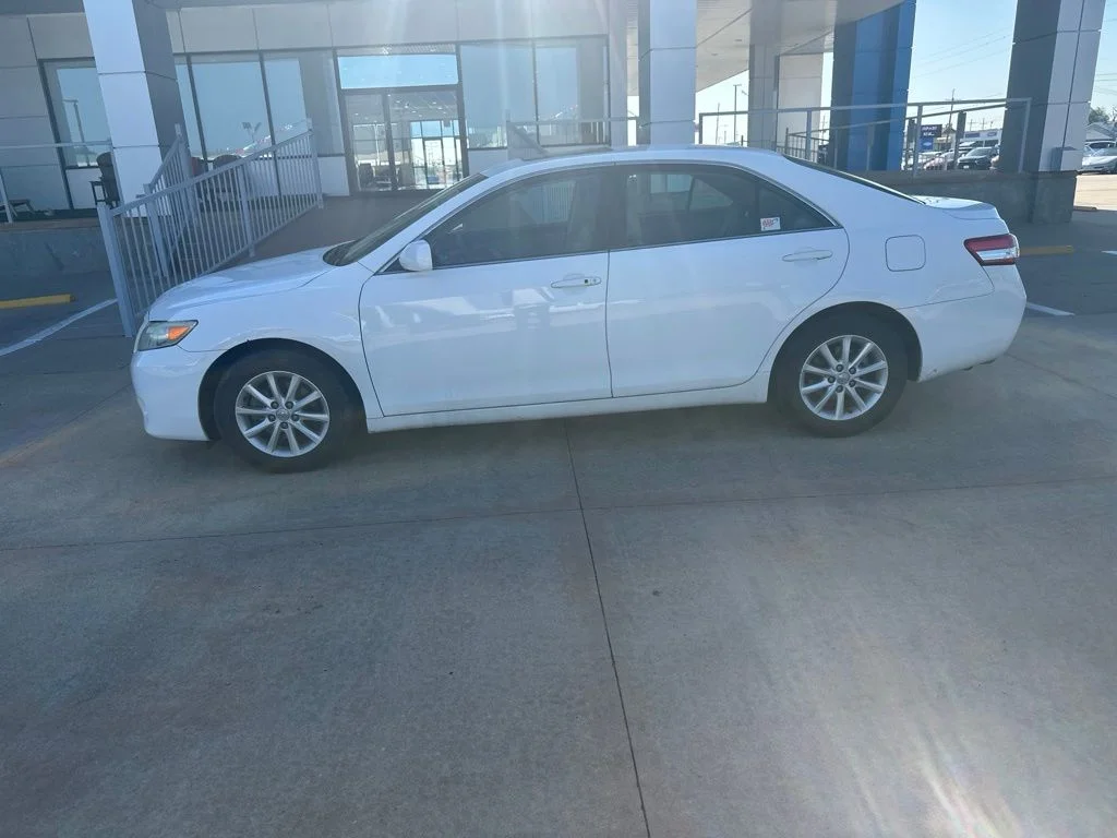 Used 2011 White Toyota XLE image 23