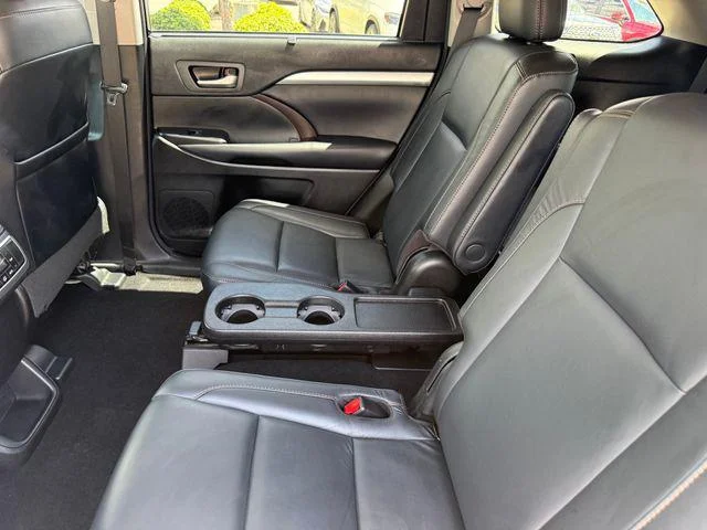 Certified Used 2018 BLIZZARD PEARL Toyota XLE image 26