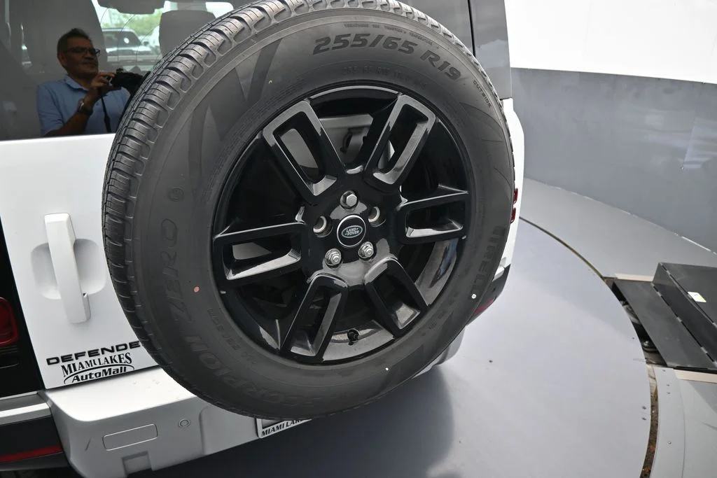 Used 2025 White Land Rover S image 52