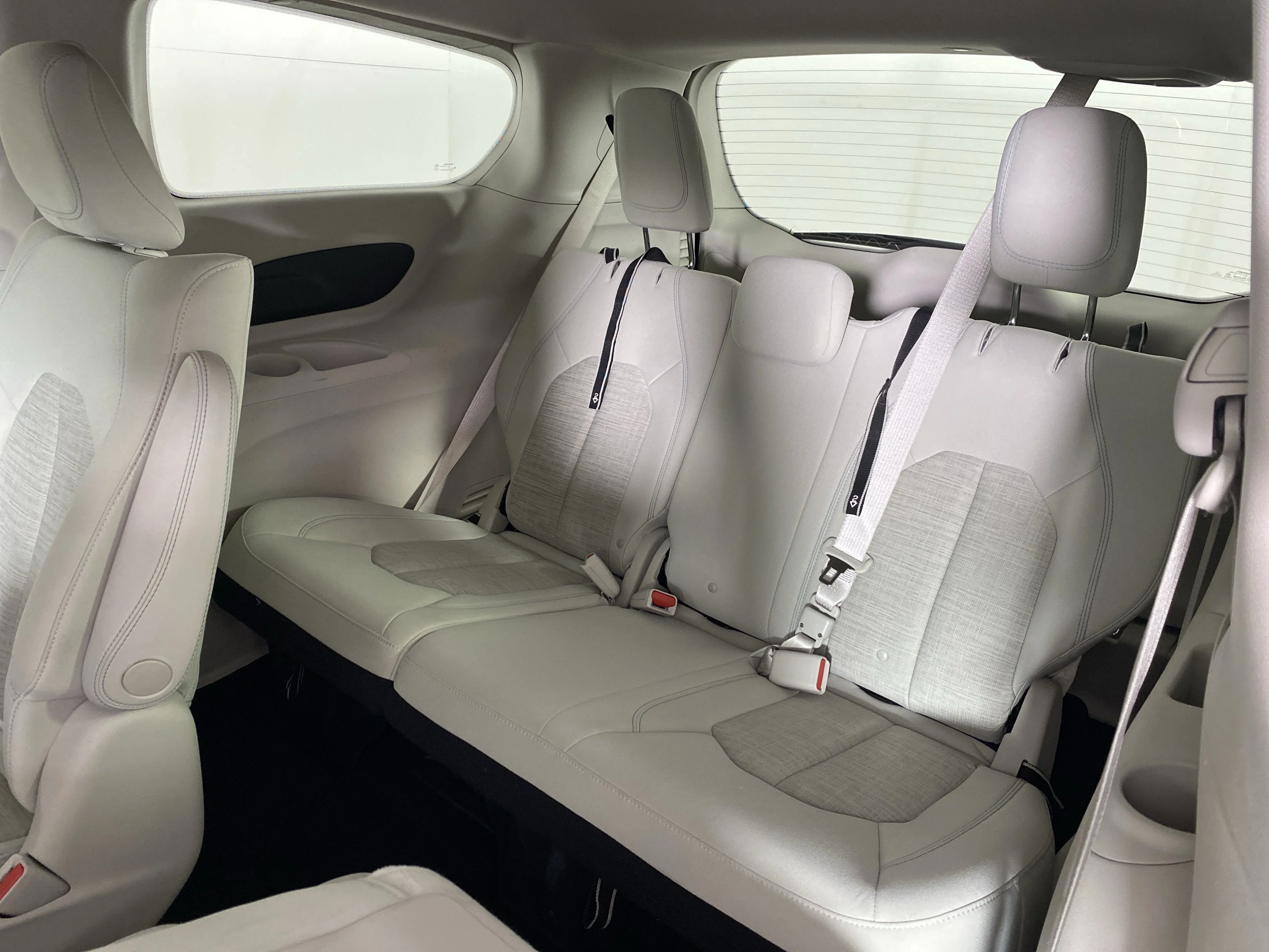 Used 2018 Bright White Clearcoat Chrysler Hybrid Touring Plus image 31