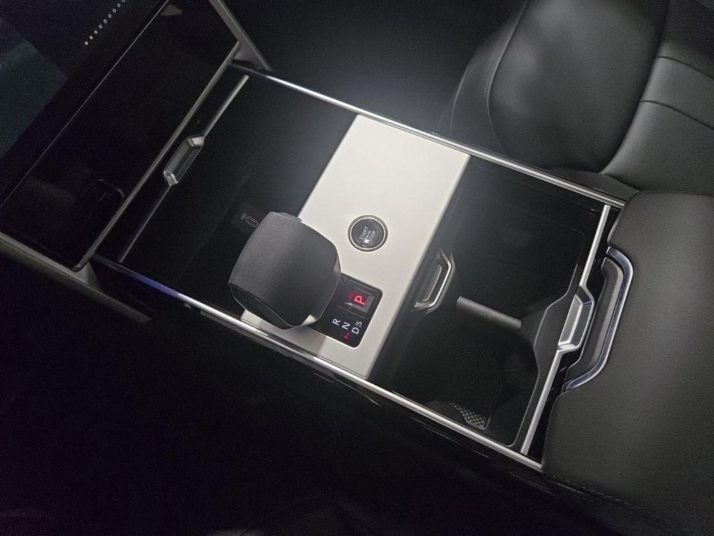 New 2026 Velocity Blue Land Rover SE image 14
