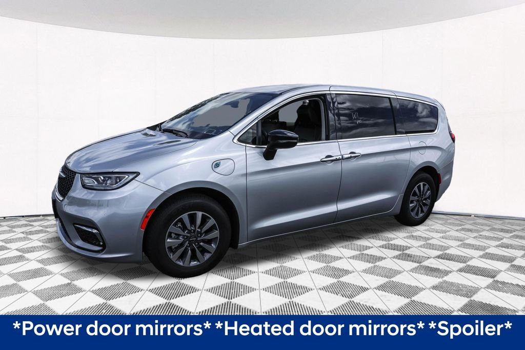 Used 2024 Silver Chrysler Select image 7