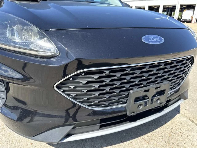 Used 2022 Black Ford SE image 4