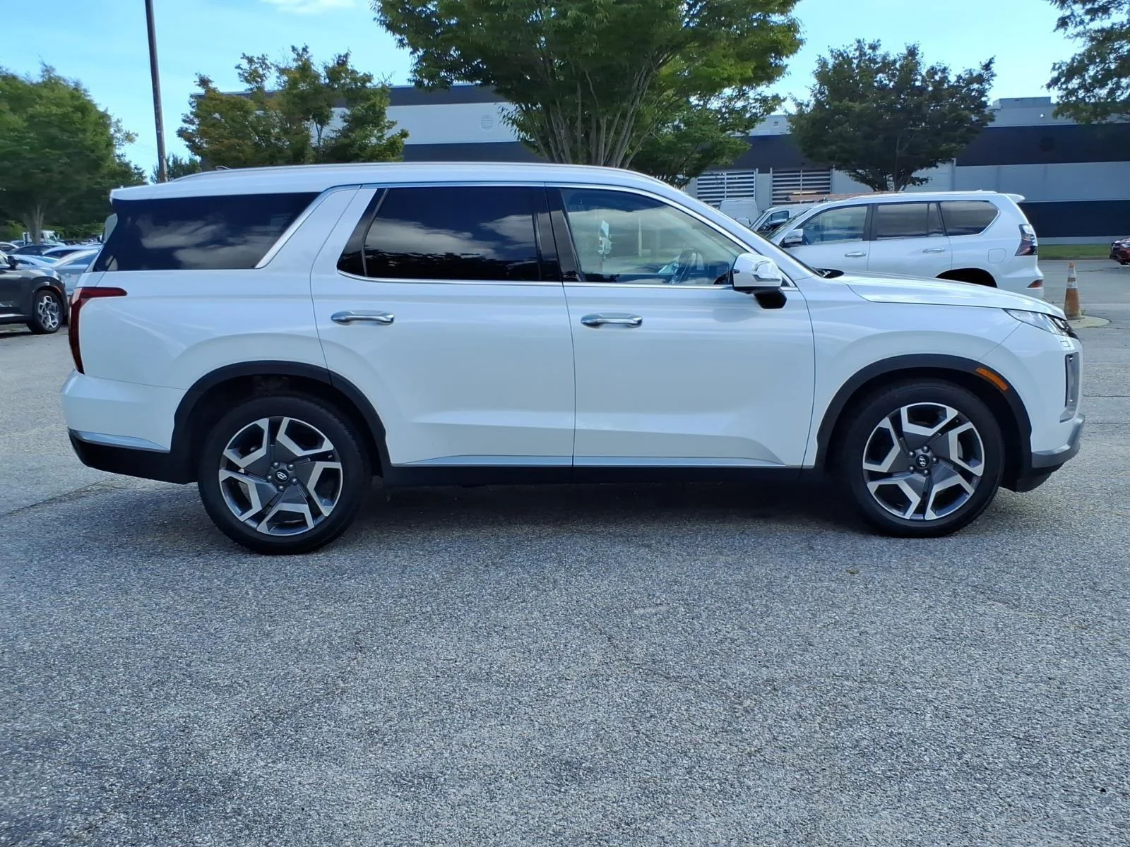 Used 2024 Hyper White Hyundai SEL 7P image 7