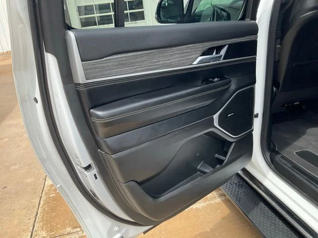 Used 2023 White Jeep Series III image 25