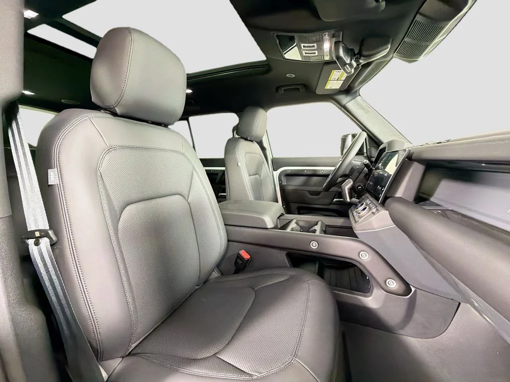 New 2026 Fuji White Land Rover X-Dynamic SE image 30