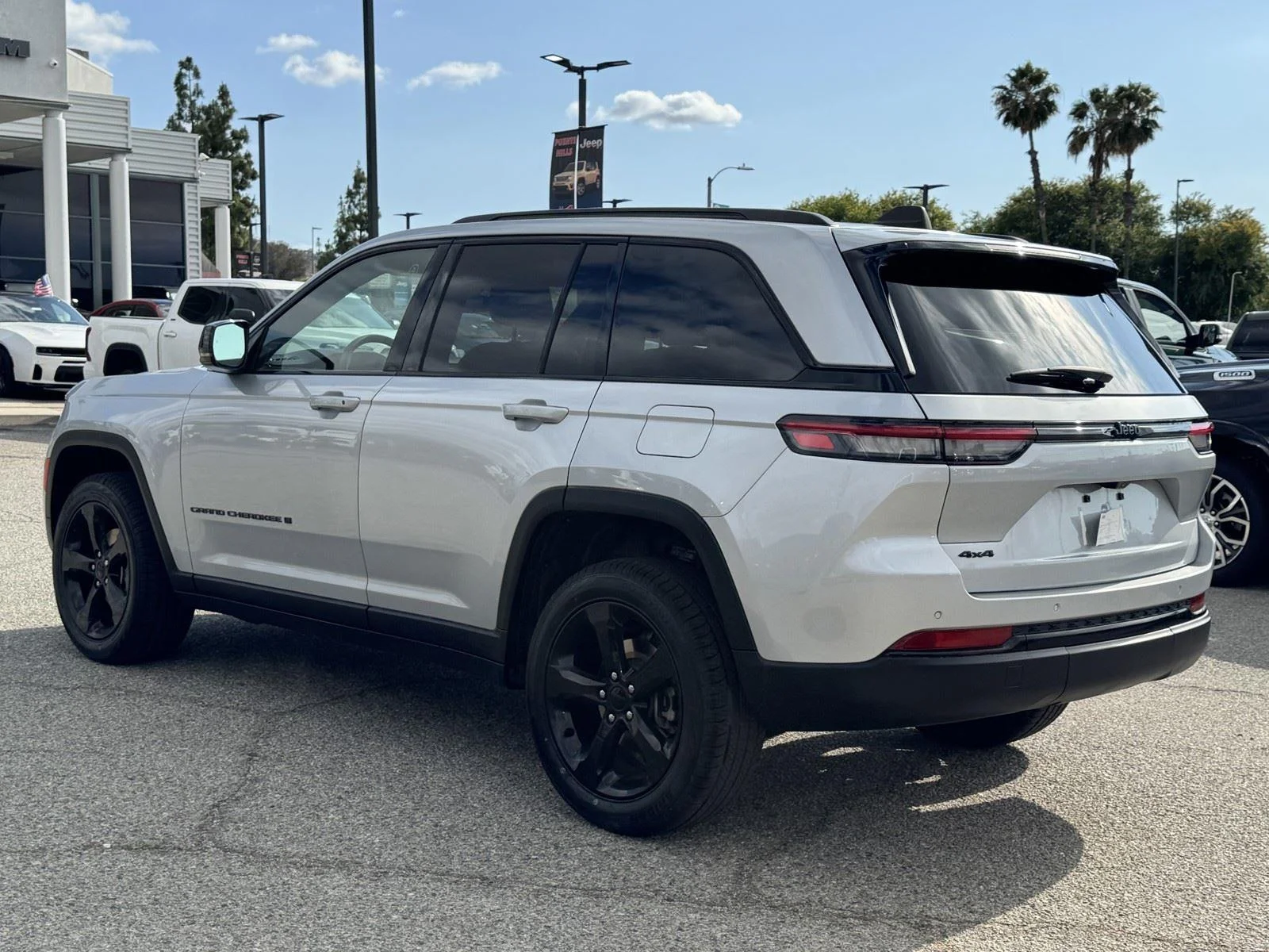 Used 2023 Silver Zynith Jeep Altitude image 4