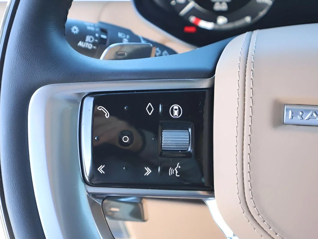 Used 2025 Fuji White Land Rover SE image 29