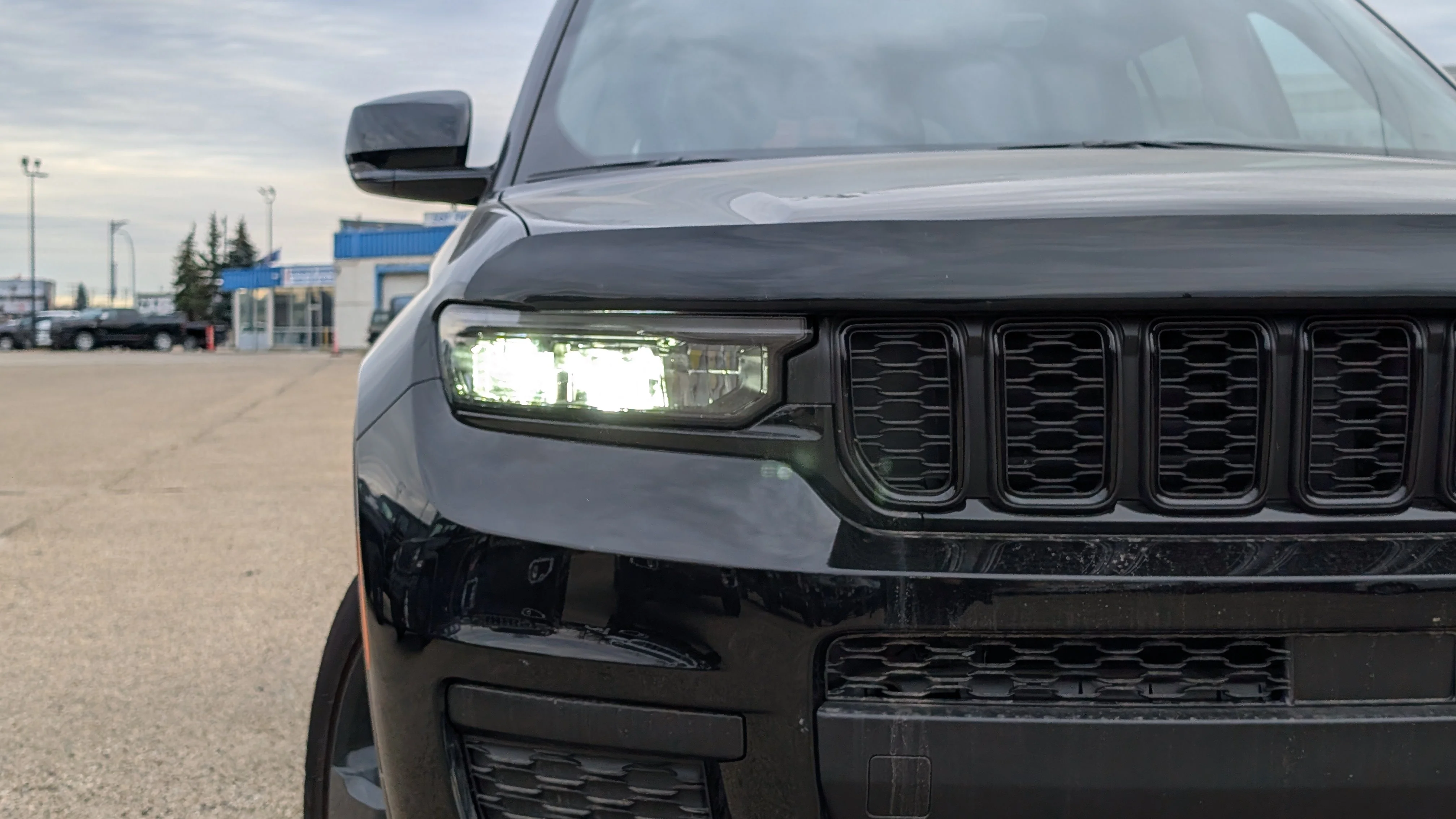 New 2025 Diamond Black Crystal Pearl Jeep Altitude image 12