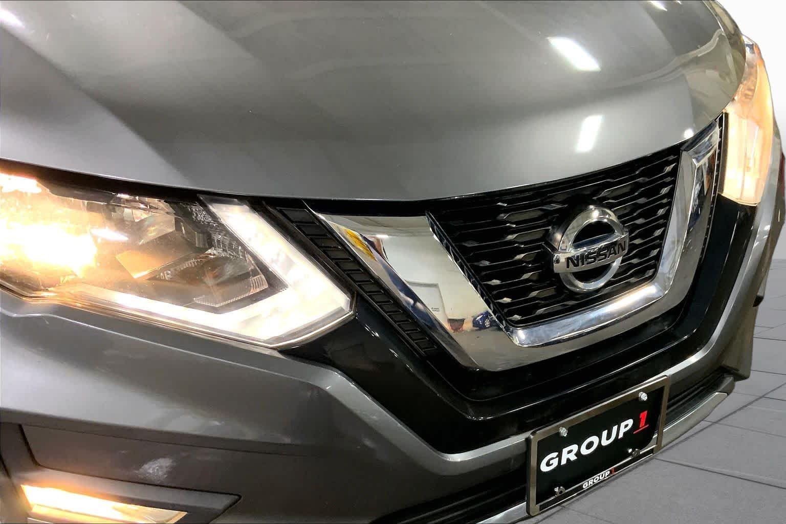 Used 2017 Gun Metallic Nissan SL image 30