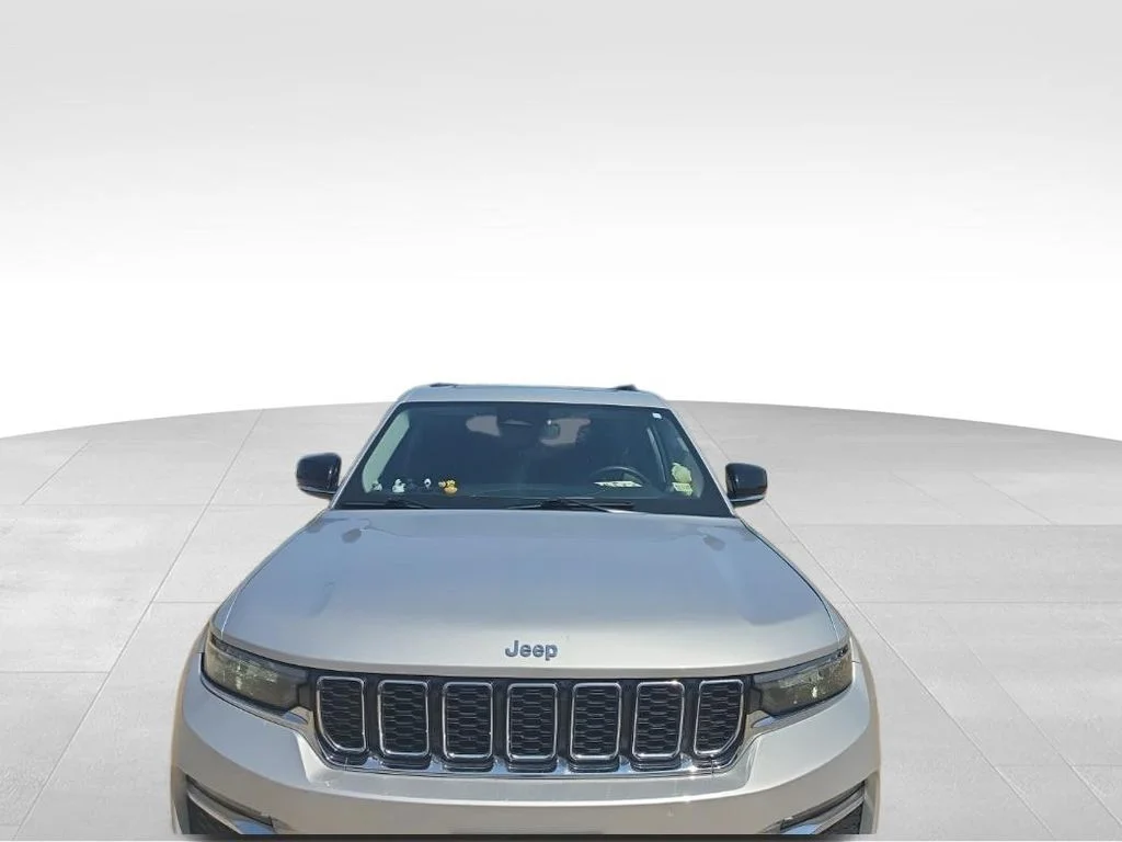 Used 2024 Silver Jeep Limited image 3