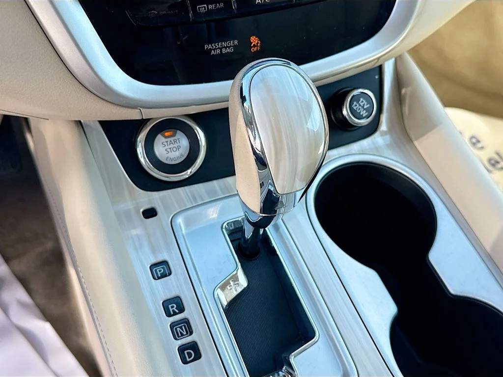 Used 2015 Arctic Blue Metallic Nissan SL image 15