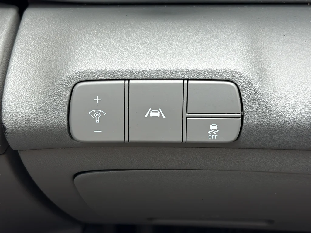 Used 2023 White Hyundai SEL image 25