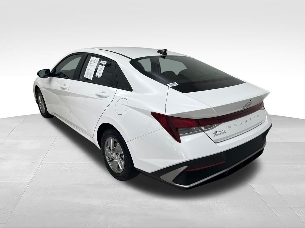 Used 2025 White Hyundai SE image 3