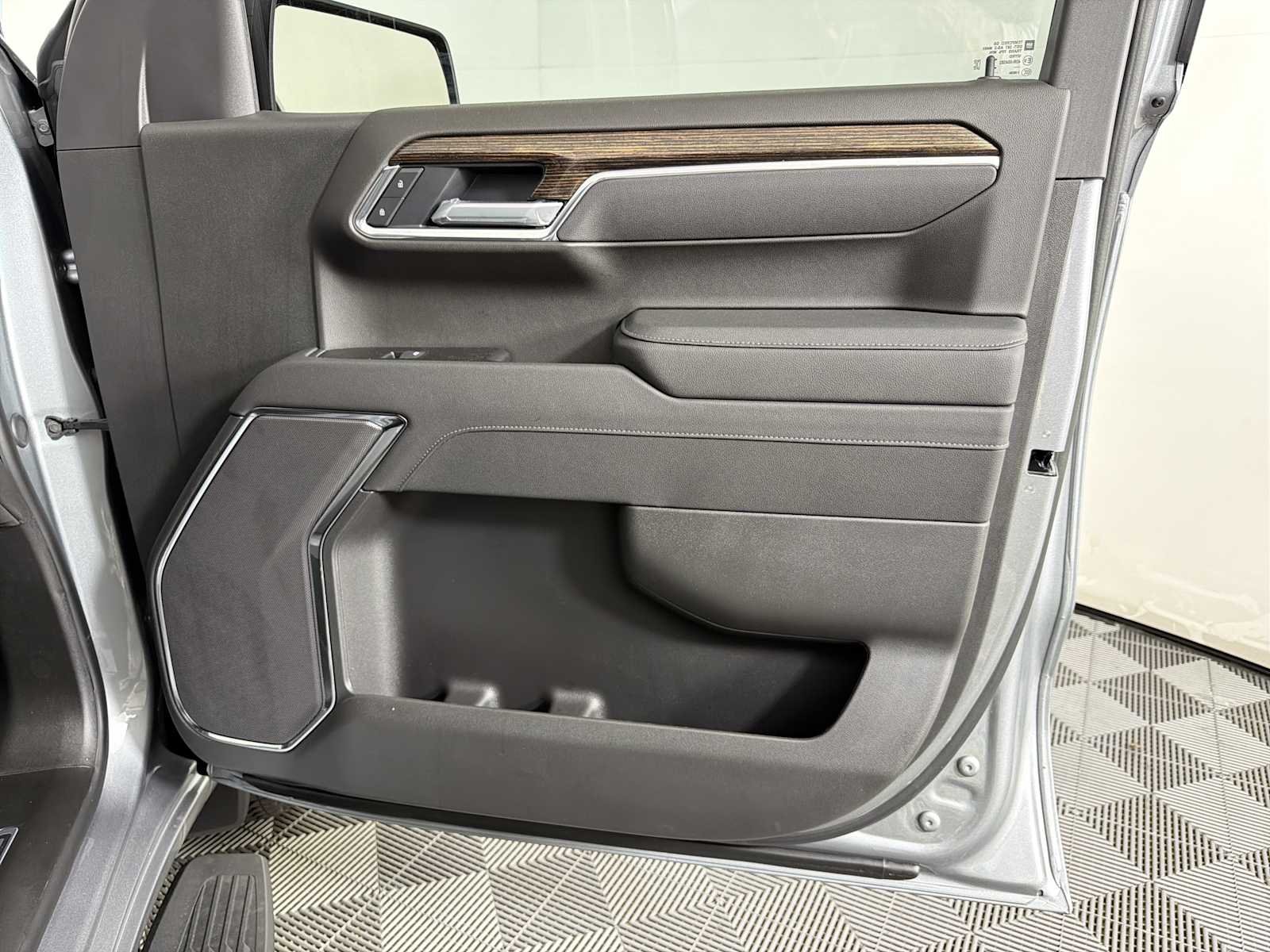 New 2026 Sterling Metallic GMC Elevation image 12