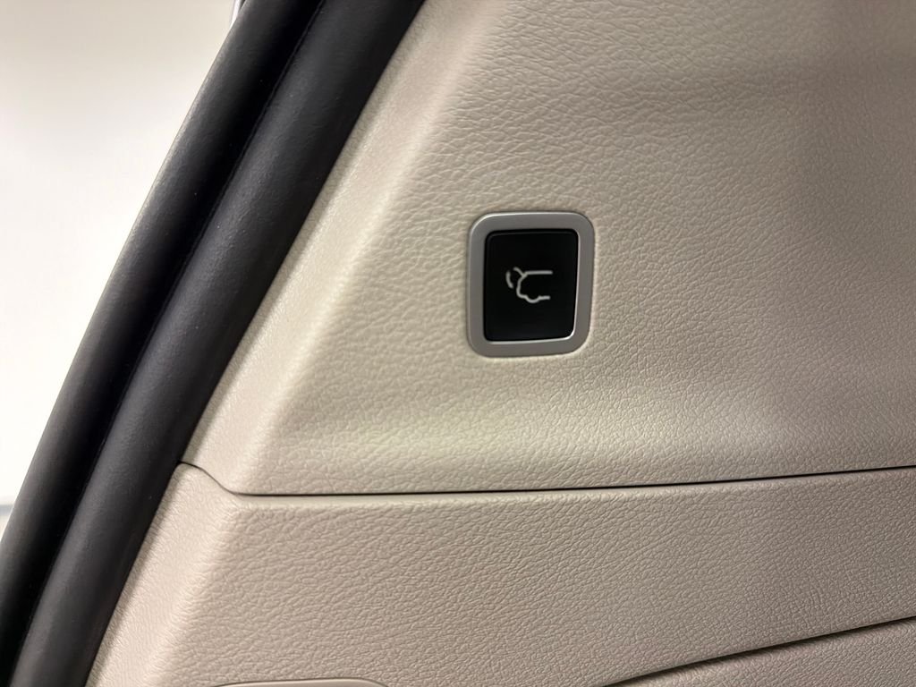 Used 2019 Silver Chrysler Limited image 21