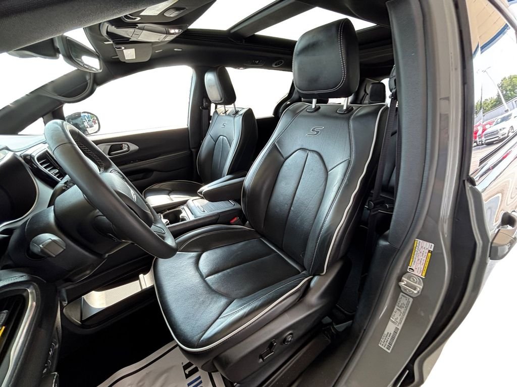 Used 2025 White Chrysler Limited image 26