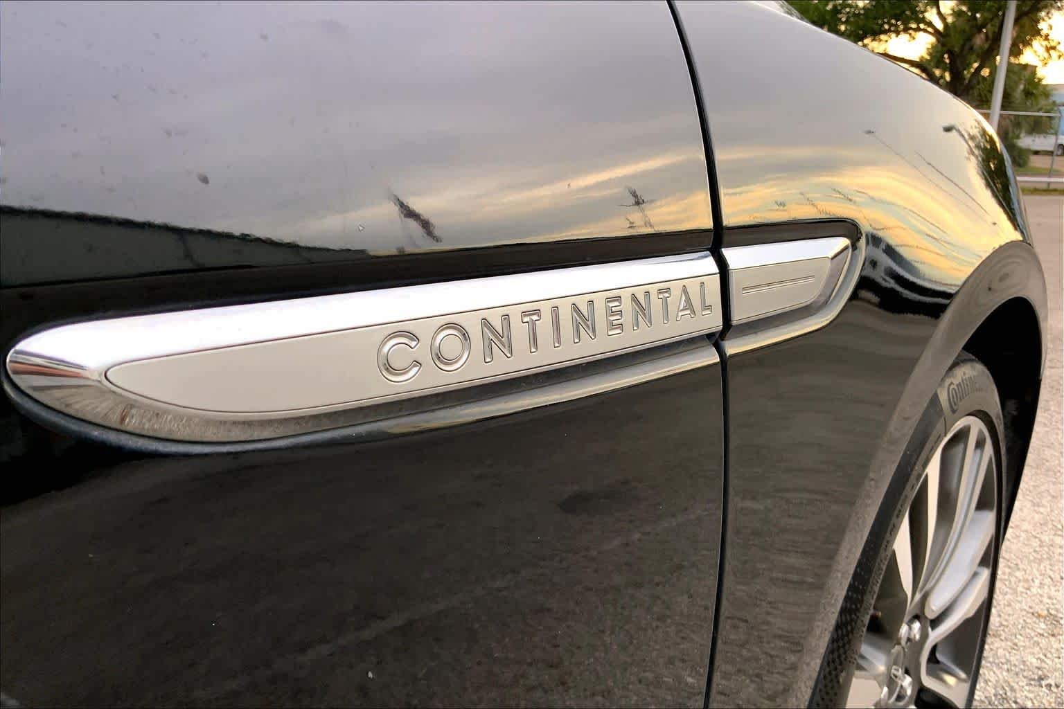 Used 2018 Black Velvet Lincoln Reserve image 26