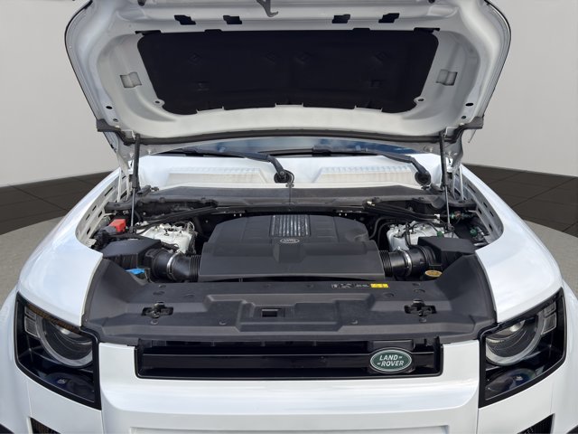 Used 2023 White Land Rover V8 image 24