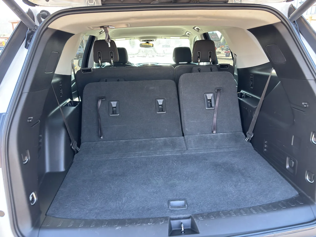 Used 2018 Summit White Chevrolet LT Cloth image 14