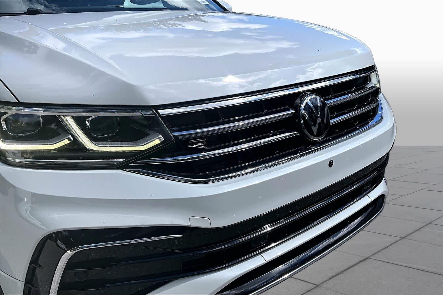 Used 2022 Oryx White Pearl Volkswagen SEL R-Line image 30