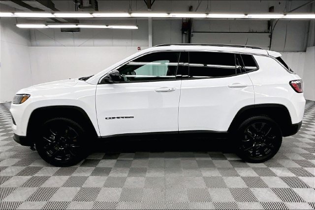 Used 2023 Bright White Clearcoat Jeep Latitude Lux image 14