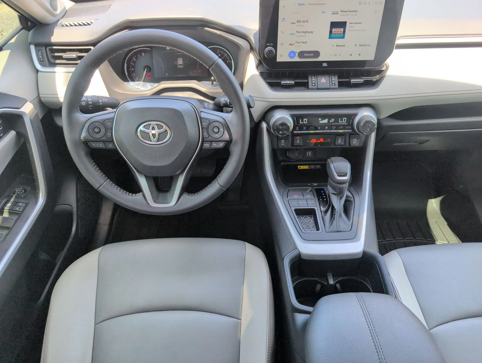 Used 2024  Toyota XLE Premium image 29