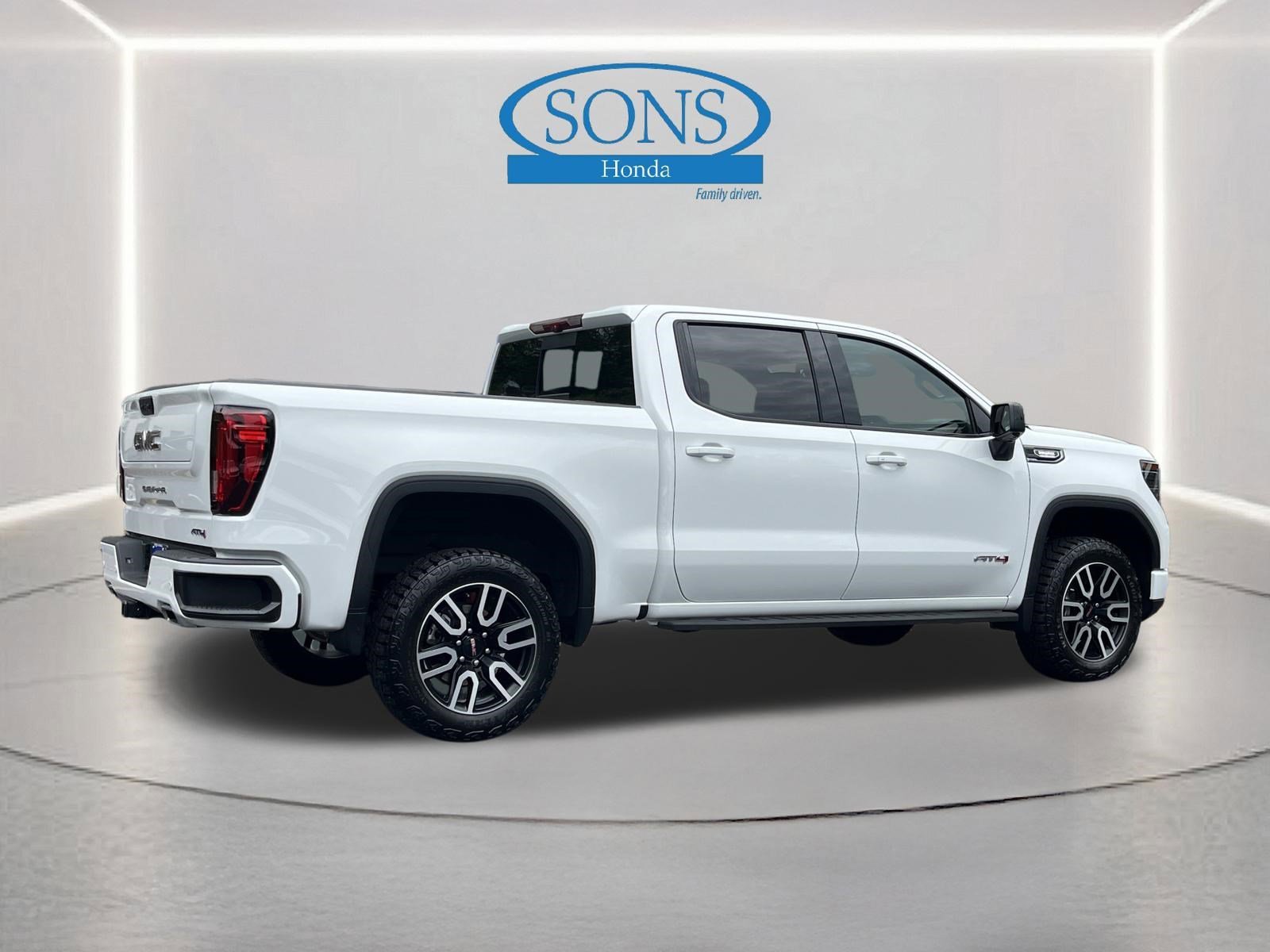 Used 2025 Summit White GMC AT4 image 31