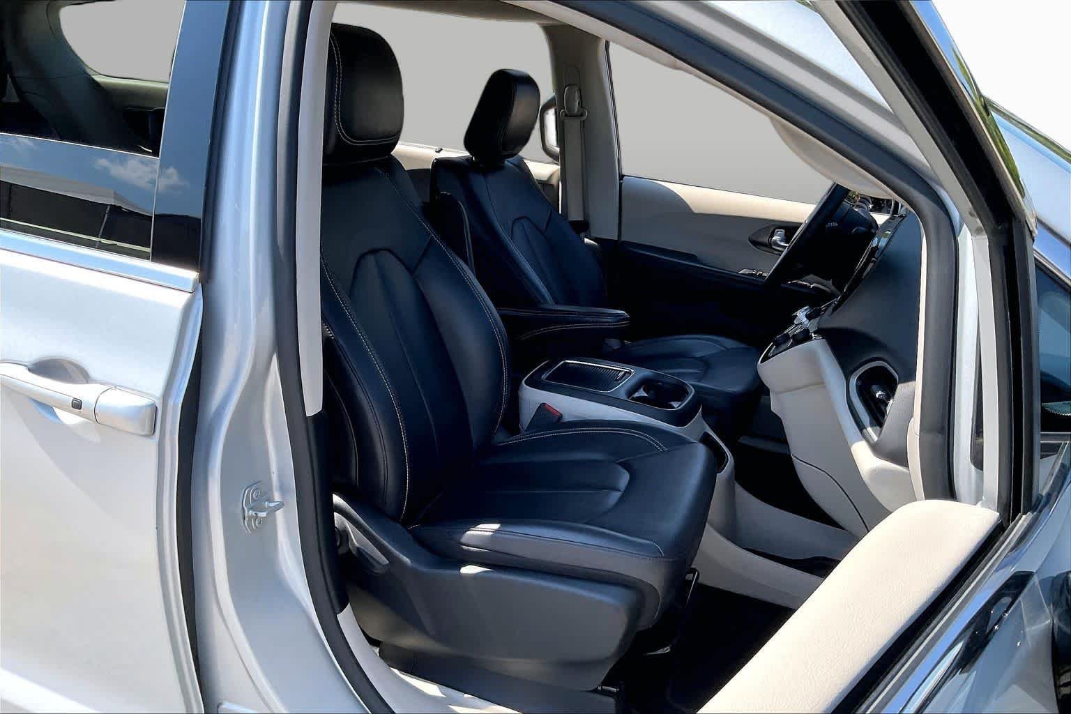 Used 2024 Silver Mist Clearcoat Chrysler Touring L image 9